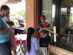 santa-elf-costume-ballooon-twisting